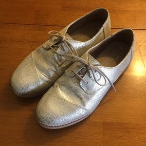 Toms Shoes - Toms lace-up silver crackle shoes, size 8. Toms Shoes - Toms lace-up silver crackle shoes, size 8.